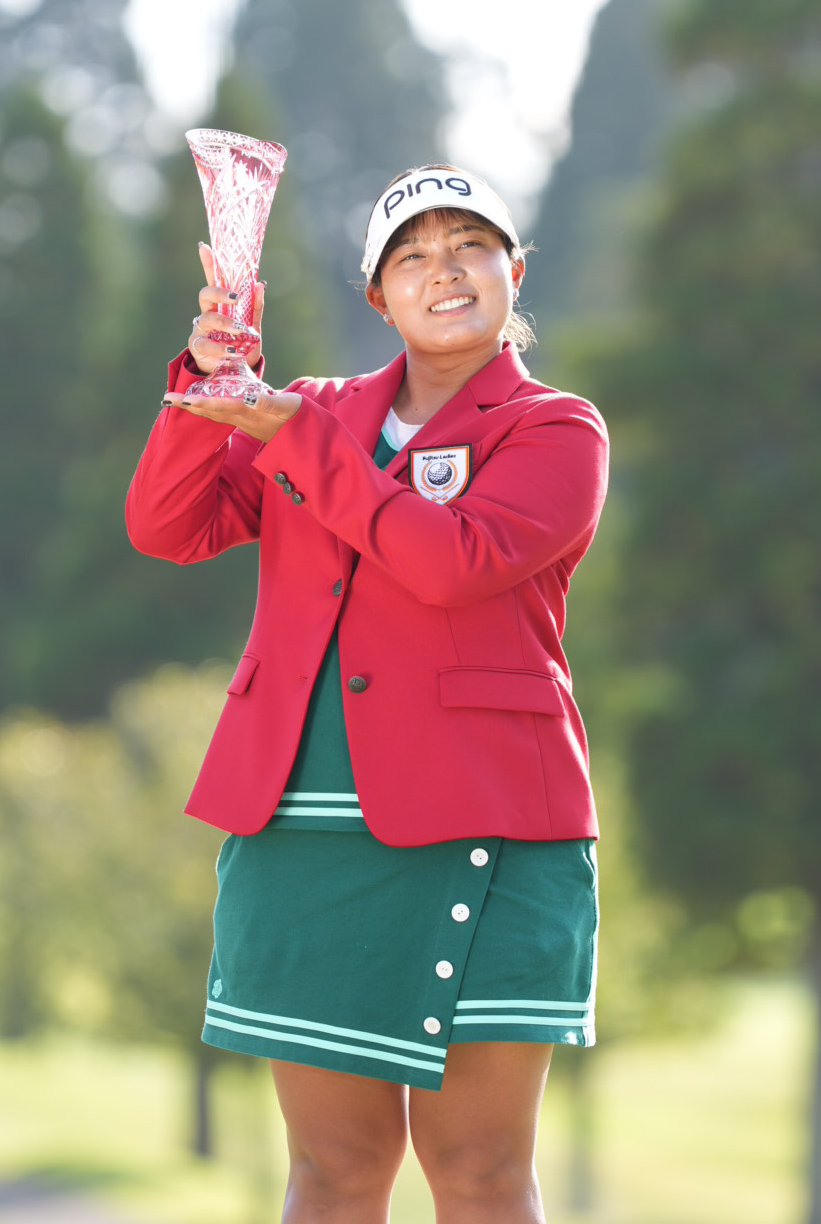 優勝トロフィーを掲げる鈴木愛（撮影・小沢裕）