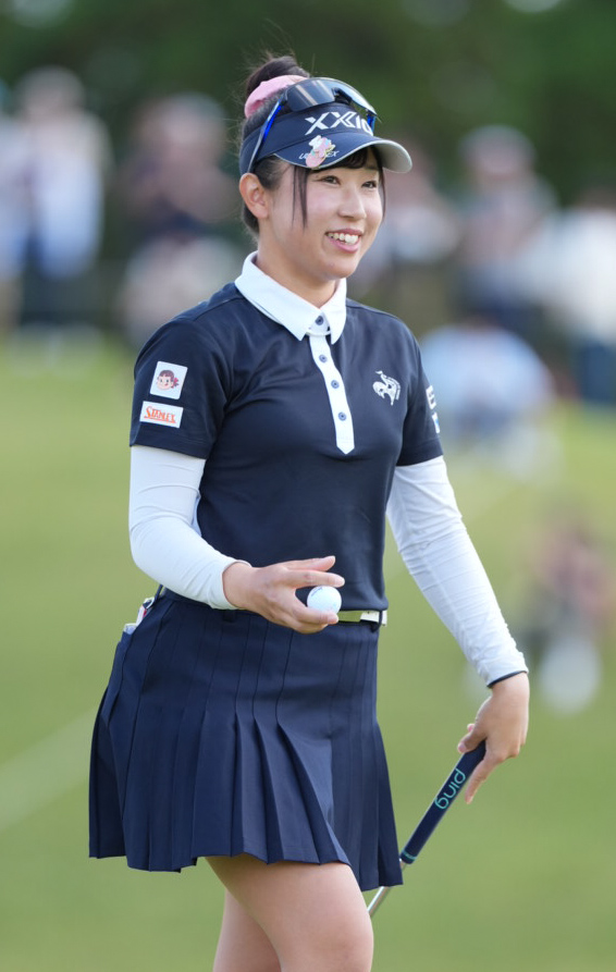 7番、バーディーを奪い笑顔を見せる菅沼菜々（撮影・小沢裕）
