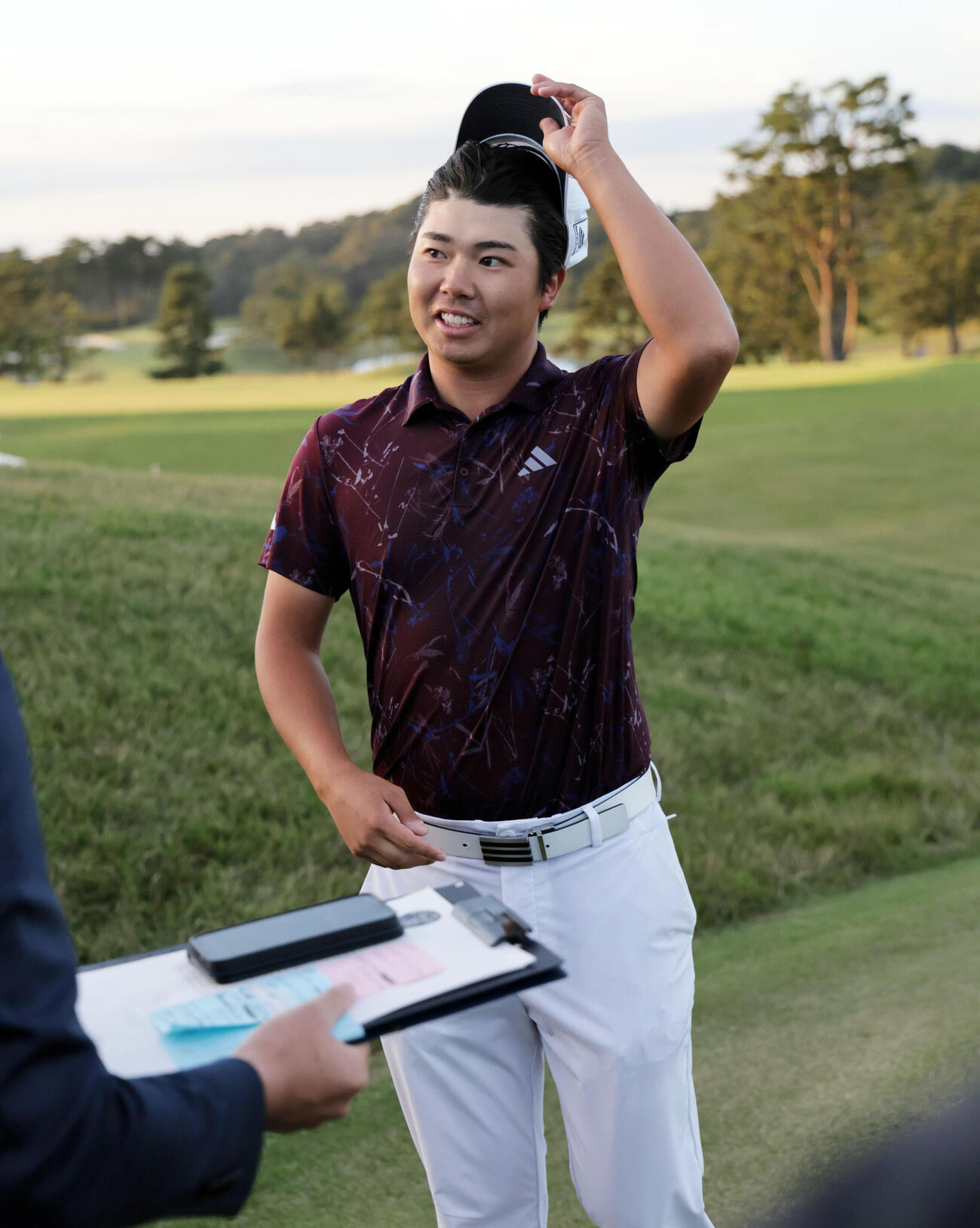 日本オープンゴルフの優勝インタビューを終えて笑顔で称賛に応える細野勇策（撮影・宮崎幸一）