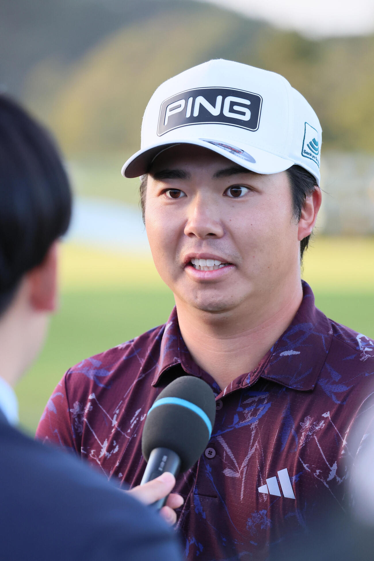日本オープンゴルフで優勝インタビューに答える細野勇策（撮影・宮崎幸一）