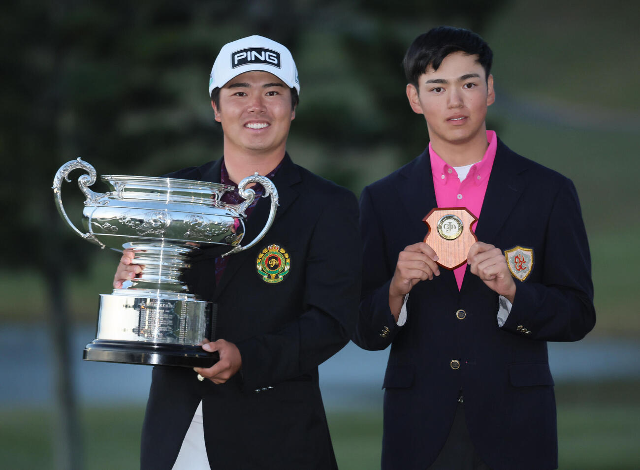 日本オープンゴルフで優勝した細野勇策（左）とローアマを獲得した小林翔音（撮影・宮崎幸一）