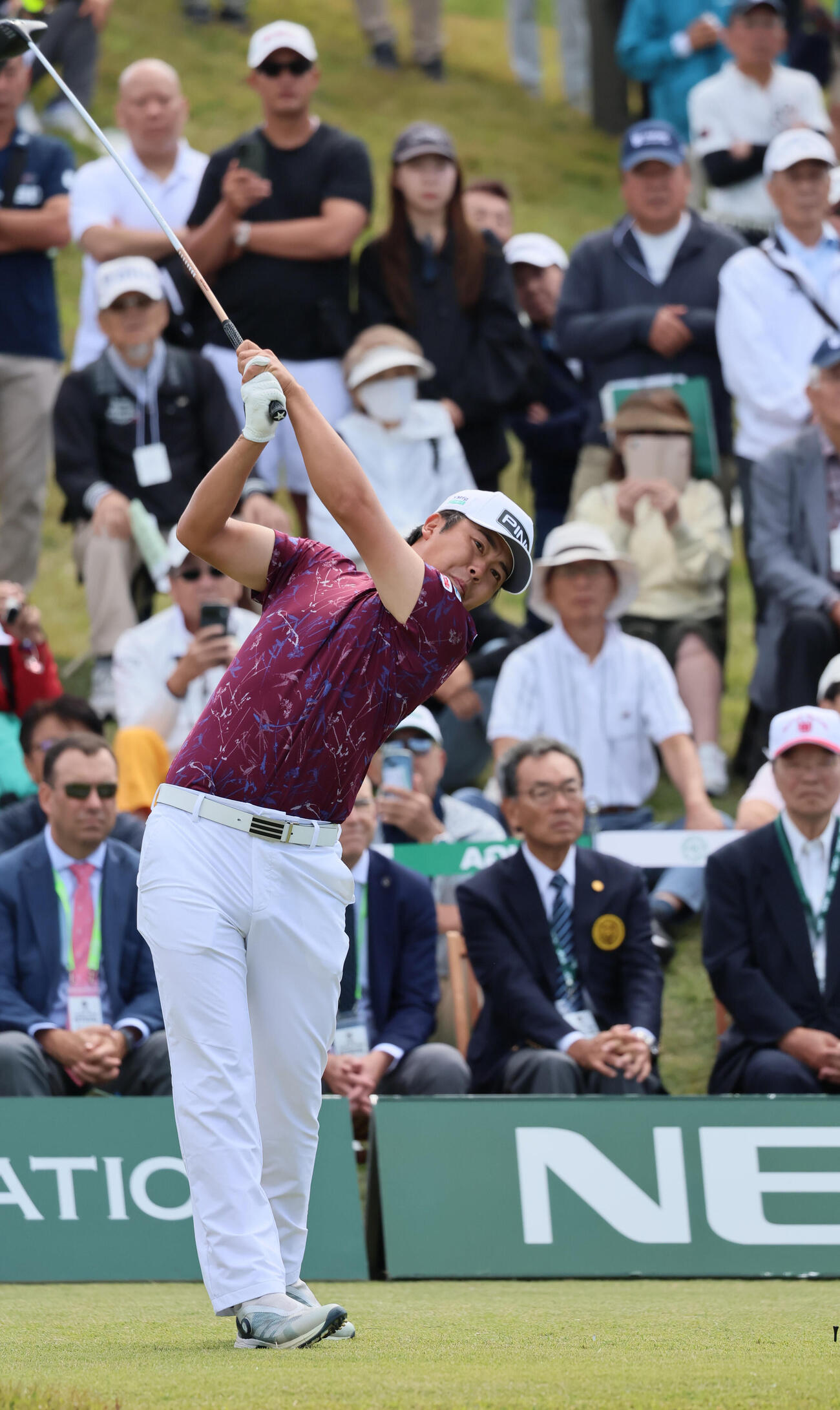 日本オープンゴルフ最終日、1番ティーショットを放つ細野勇策（撮影・宮崎幸一）