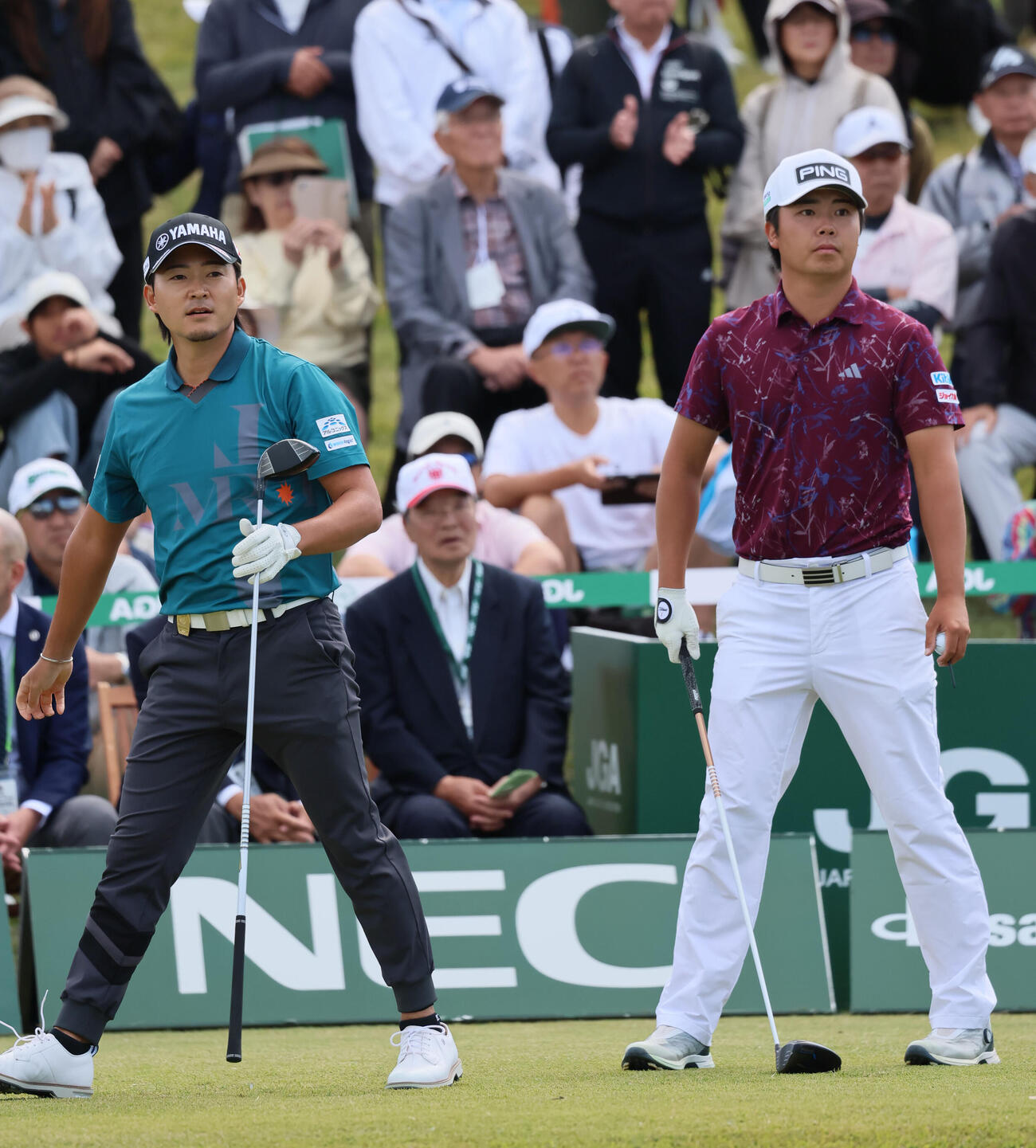 日本オープンゴルフ最終日、1番ティーショットを放った今平周吾（左）と細野勇策（撮影・宮崎幸一）