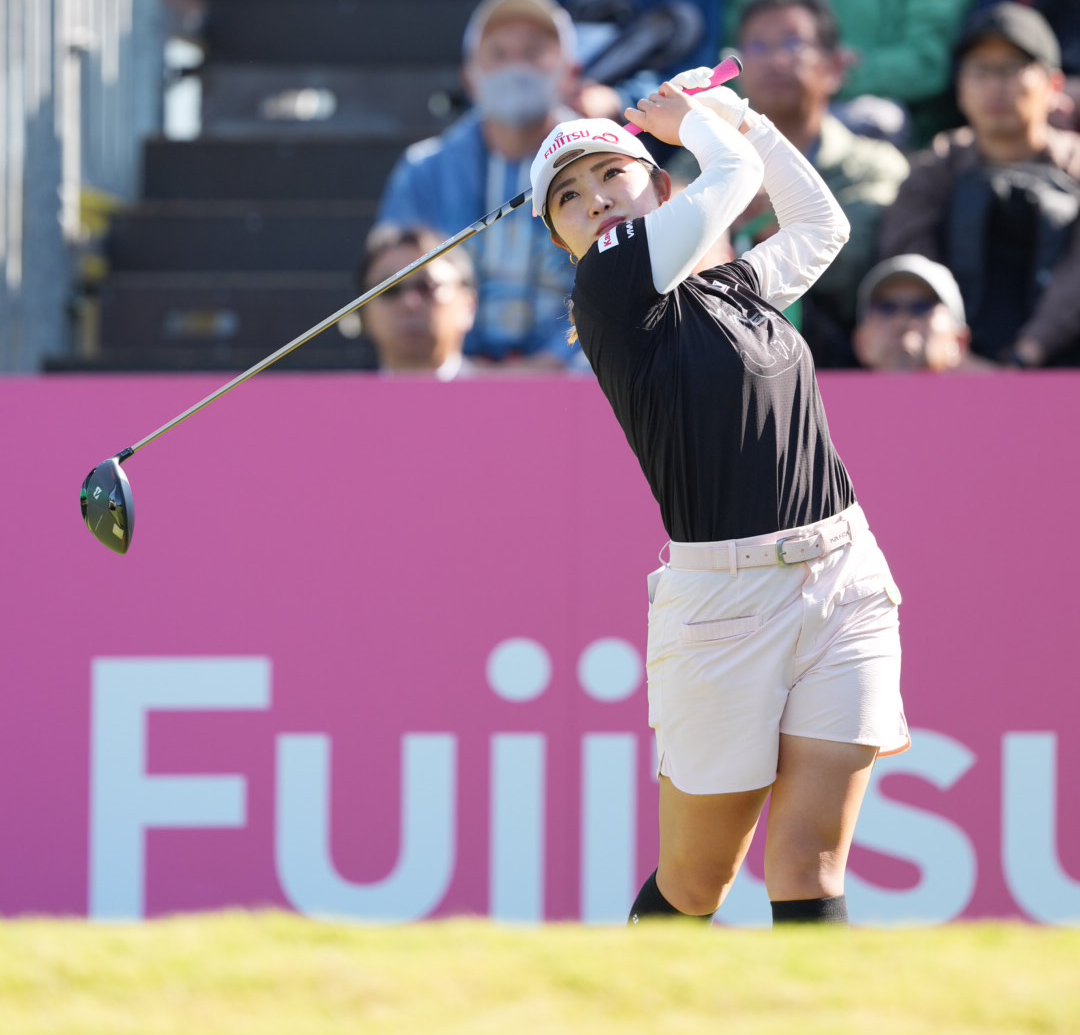 1番、ティーショットを放つ古江彩佳（撮影・小沢裕）