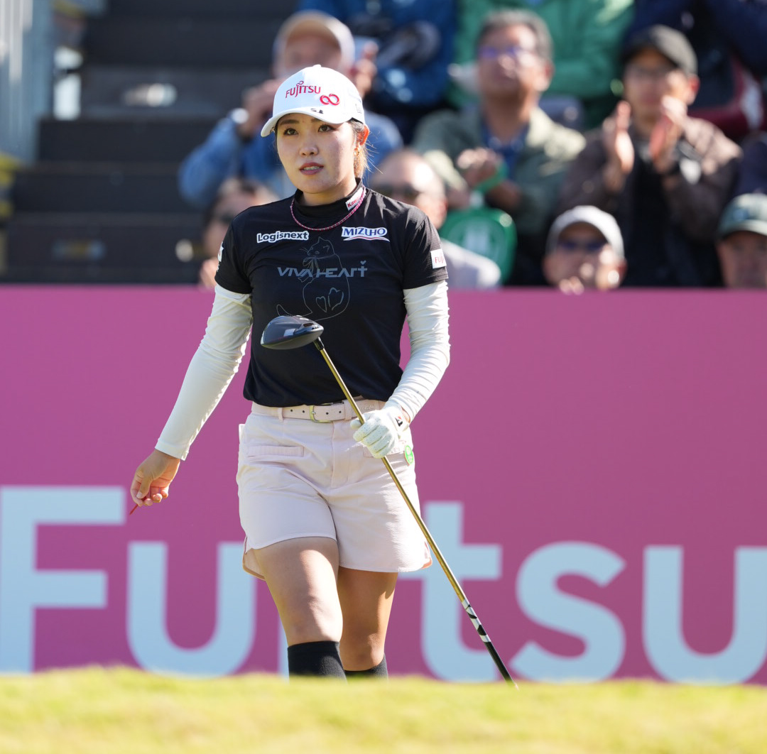 1番、ティーショットを放ち移動する古江彩佳（撮影・小沢裕）