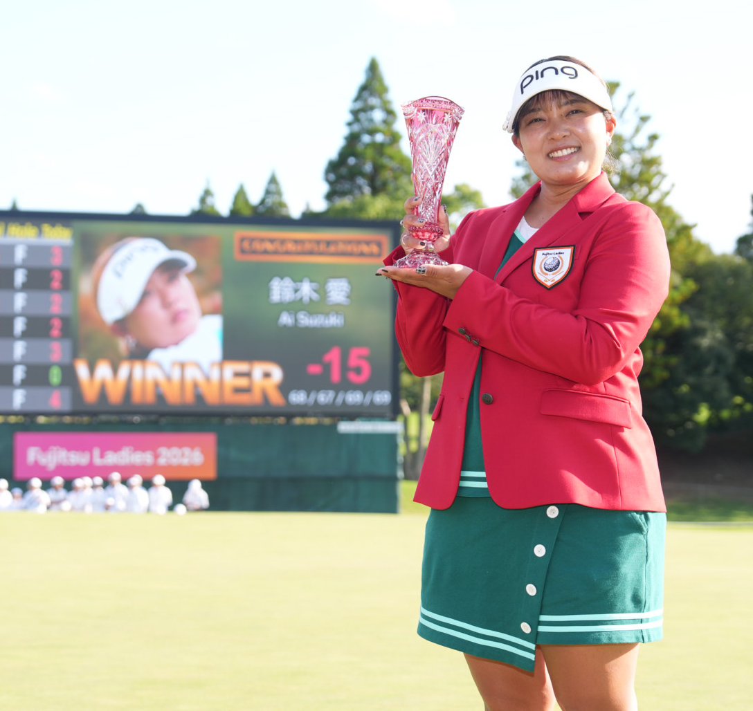 優勝トロフィーを掲げる鈴木愛（撮影・小沢裕）