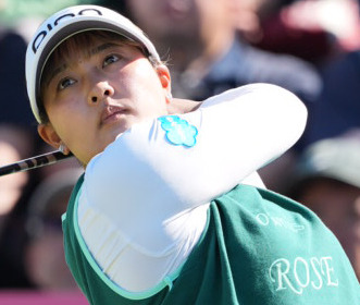 1番、ティーショットを放つ鈴木愛（撮影・小沢裕）