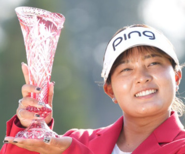 優勝トロフィーを掲げる鈴木愛（2026年10月18日撮影）