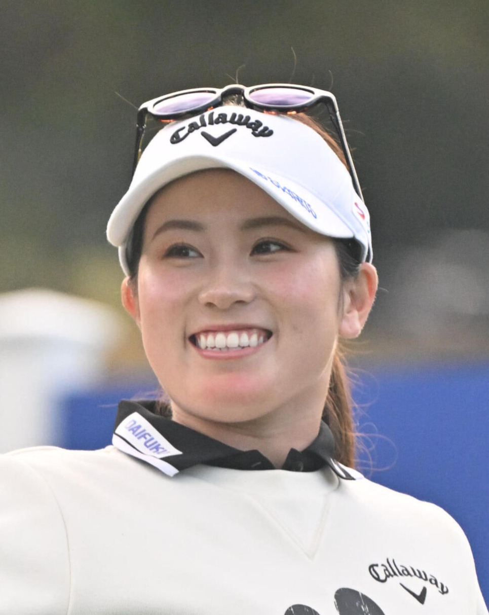 TOTOジャパンクラシック情報　プロアマ　10番ホール、ギャラリーに手を放つ西村優菜（撮影・石井愛子）＝2024年10月30日、瀬田GC