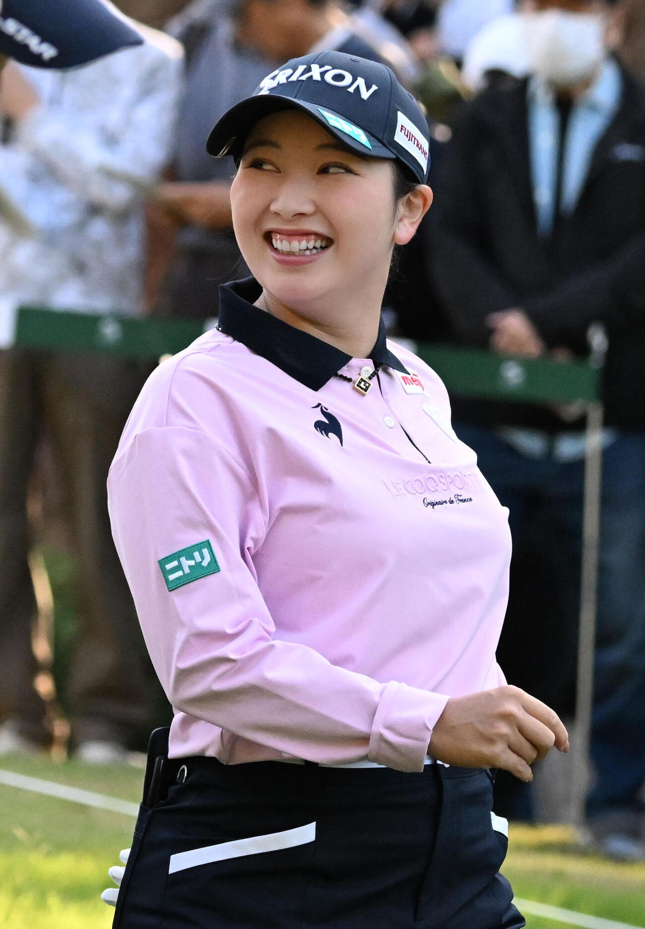 10番、ティーショットを放ち笑顔を見せる小祝さくら（撮影・石井愛子）
