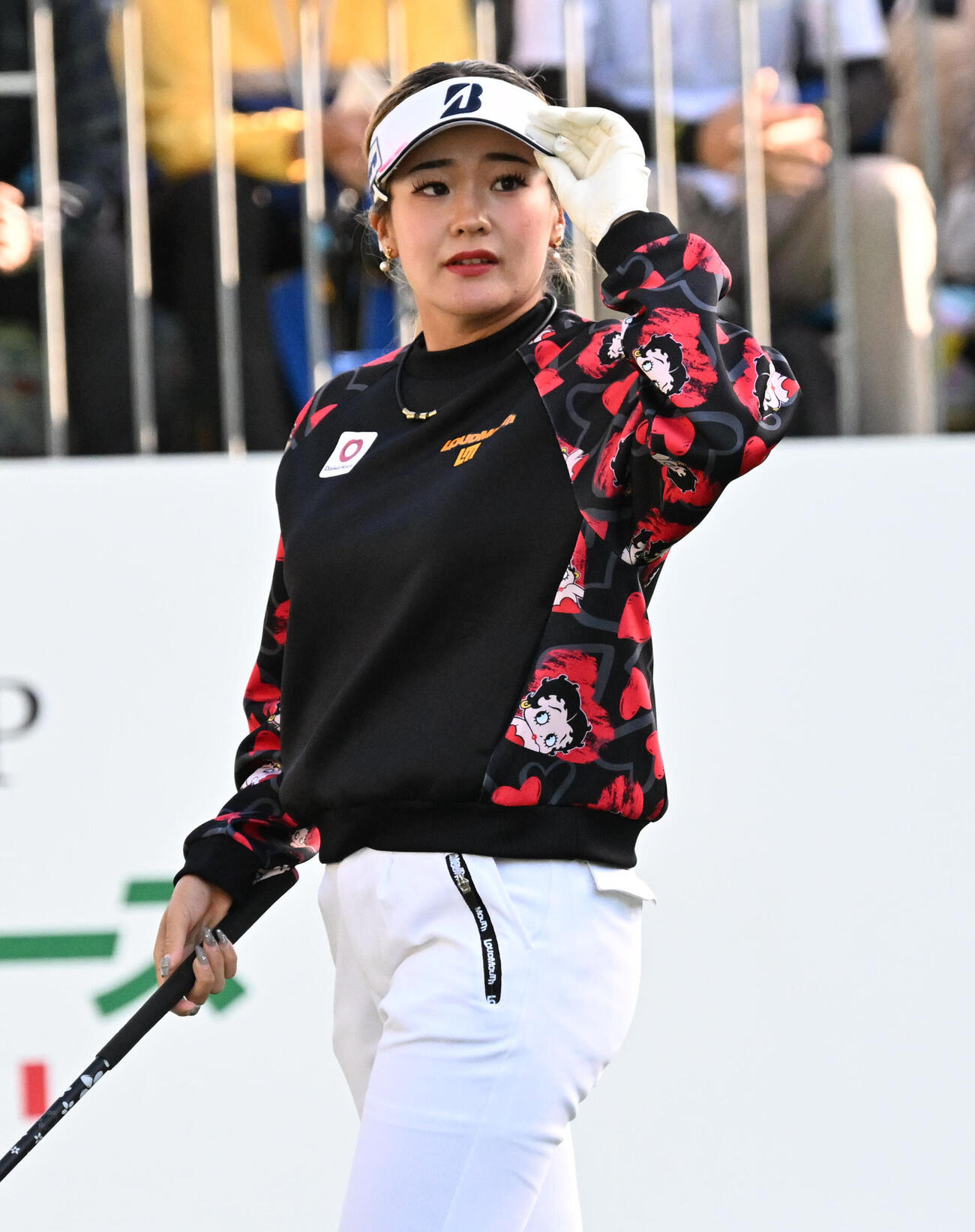 10番、ティーショットを放ち打球を見つめる桑木志帆（撮影・石井愛子）