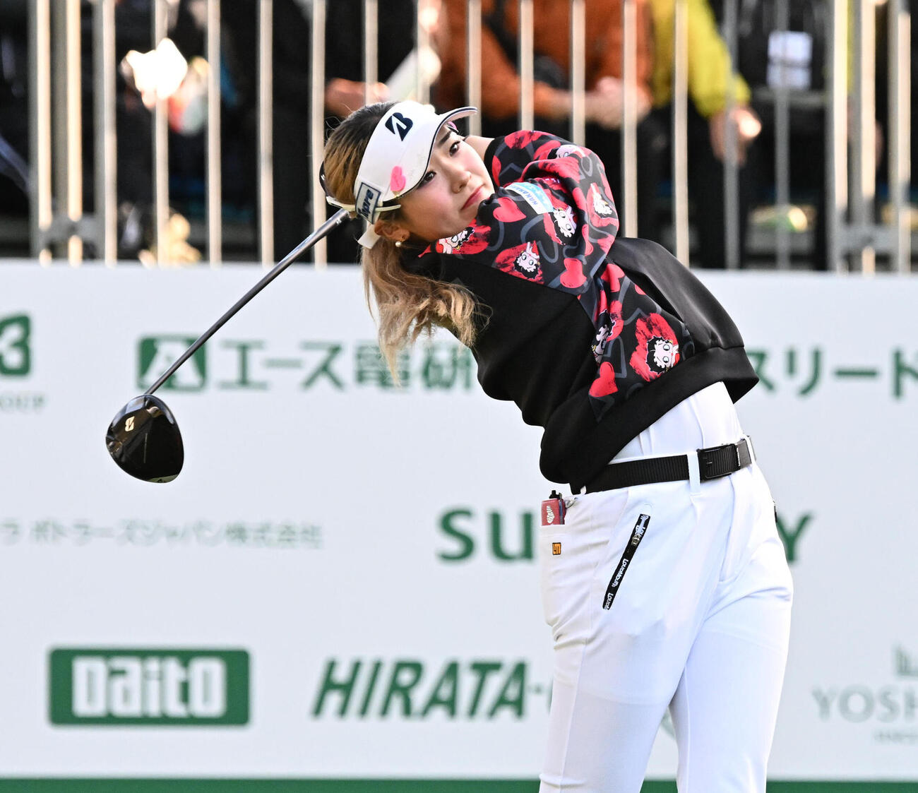 10番、ティーショットを放つ桑木志帆（撮影・石井愛子）