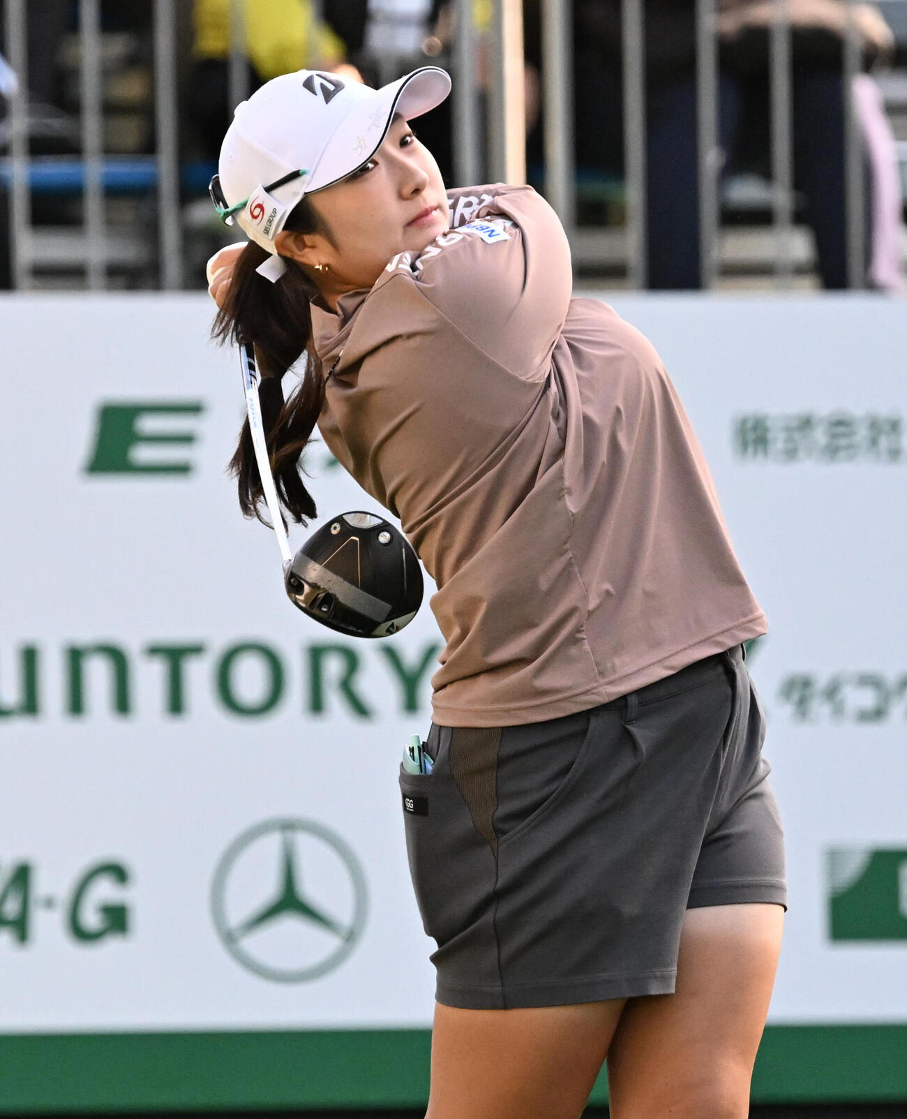 10番、ティーショットを放つ阿部未悠（撮影・石井愛子）
