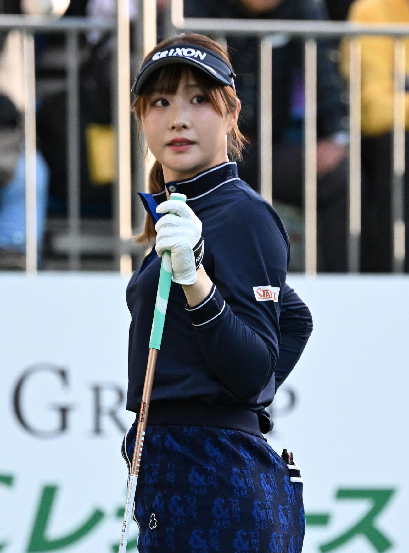 10番、ティーショットを放ち打球を見つめる都玲華（撮影・石井愛子）