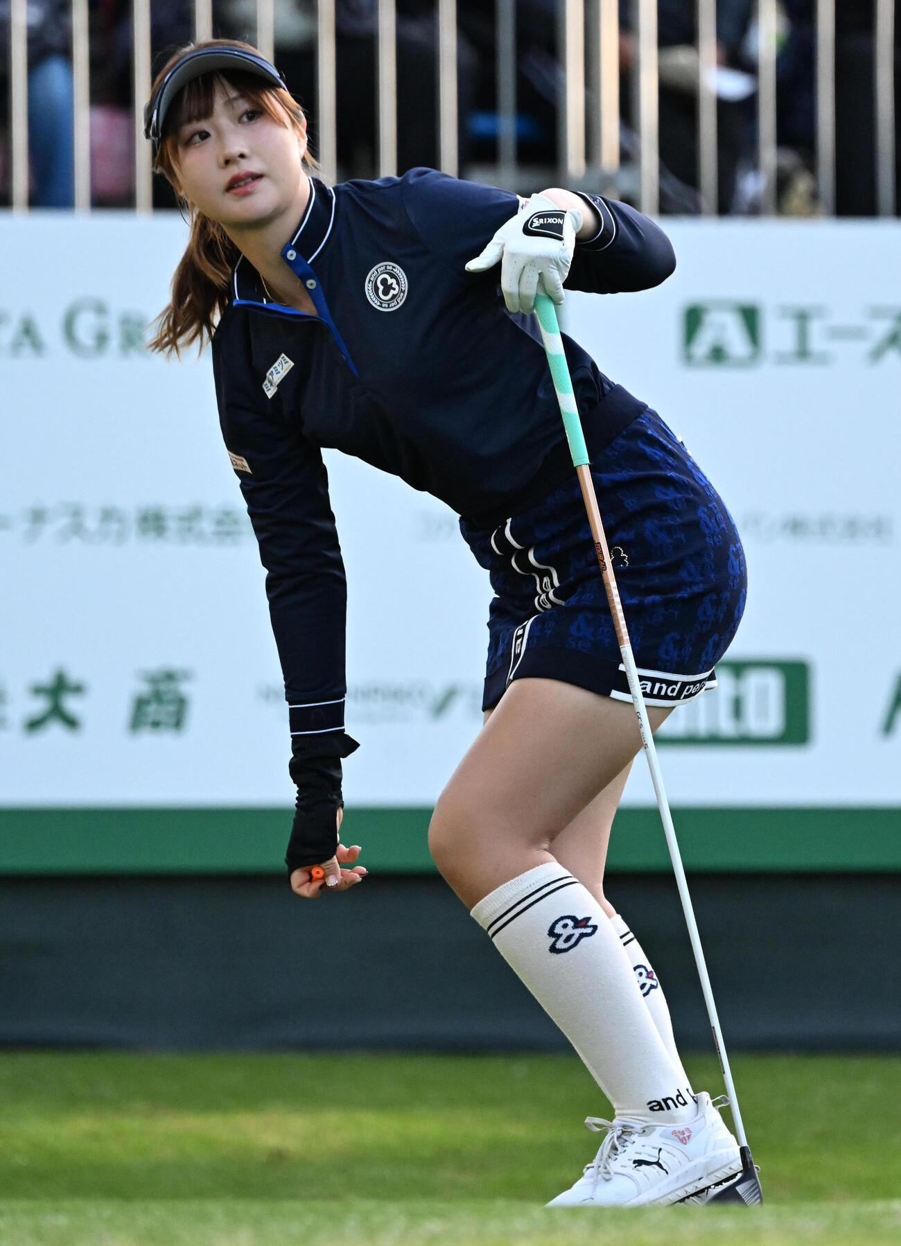 10番、ティーショットを放ち打球を見つめる都玲華（撮影・石井愛子）