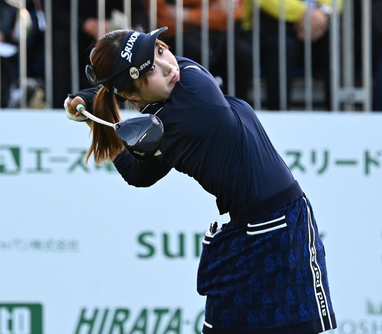 10番、ティーショットを放つ都玲華（撮影・石井愛子）