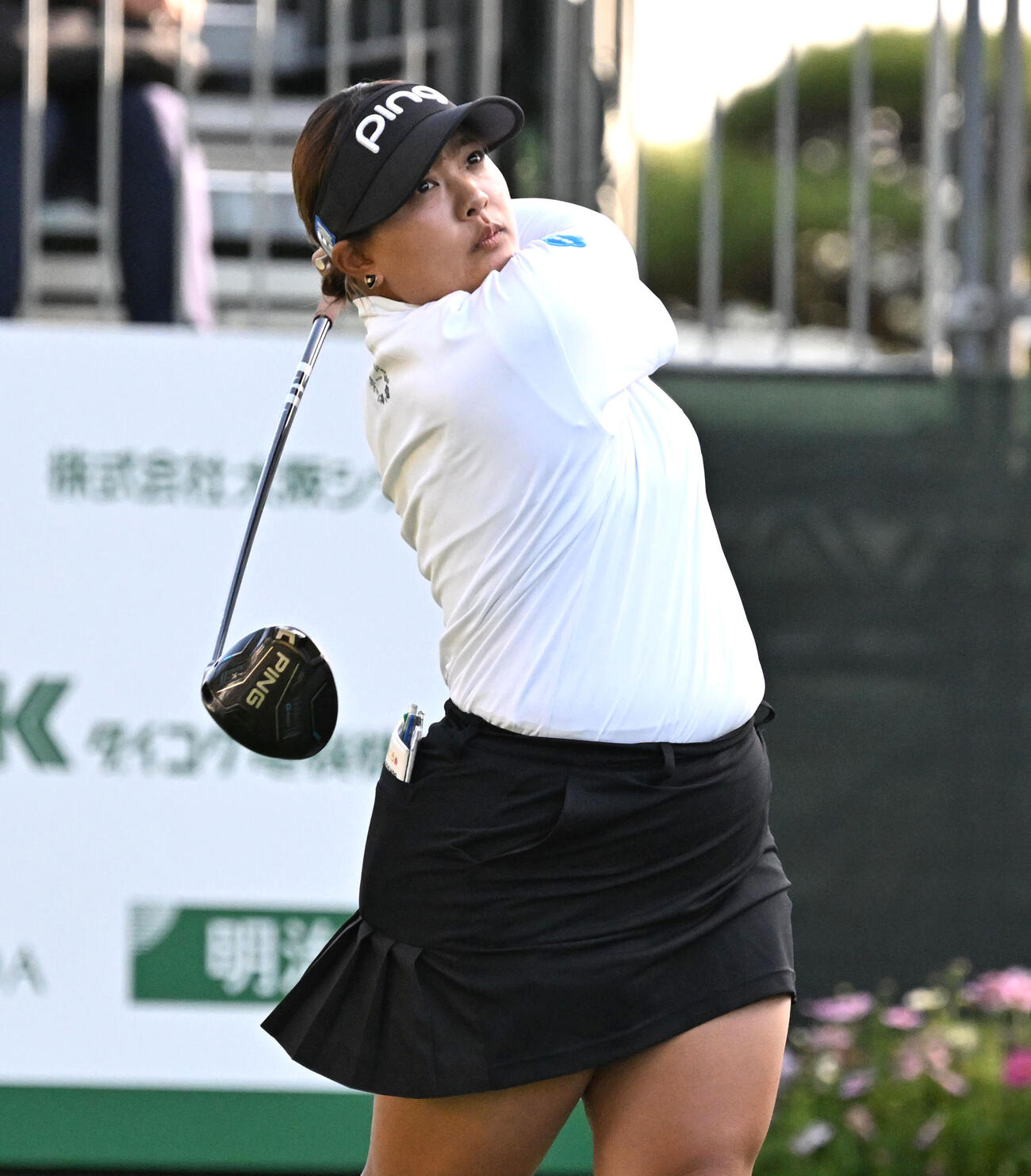 10番、ティーショットを放つ鈴木愛（撮影・石井愛子）