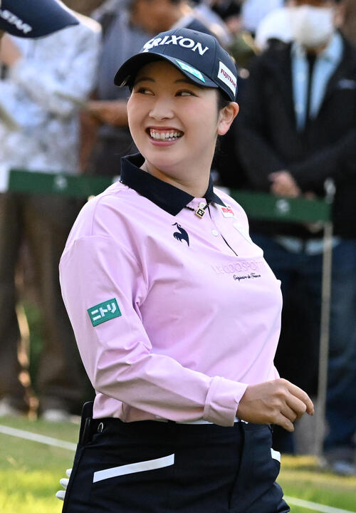 10番、ティーショットを放ち笑顔を見せる小祝さくら（撮影・石井愛子）
