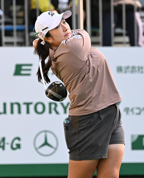 10番、ティーショットを放つ阿部未悠（撮影・石井愛子）