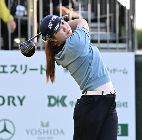 10番、ティーショットを放つ倉林紅（撮影・石井愛子）