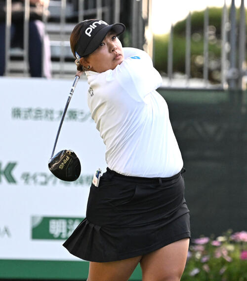 10番、ティーショットを放つ鈴木愛（撮影・石井愛子）