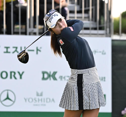10番、ティーショットを放つ佐久間朱莉（撮影・石井愛子）