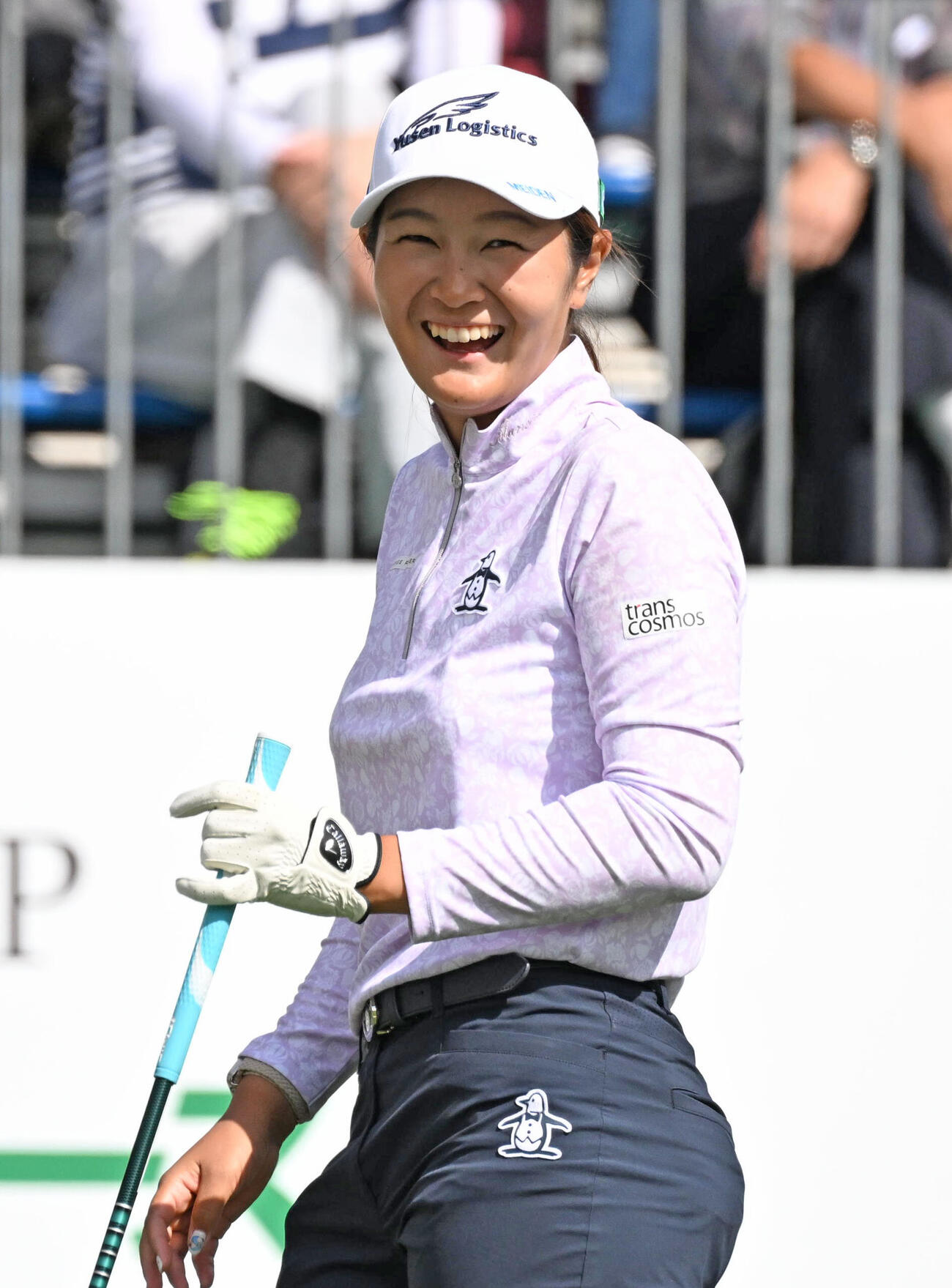 10番、ティーショット前に笑顔を見せる神谷そら（撮影・石井愛子）