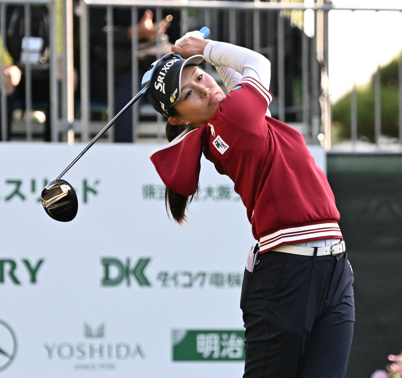 10番、ティーショットを放つ中村心（撮影・石井愛子）