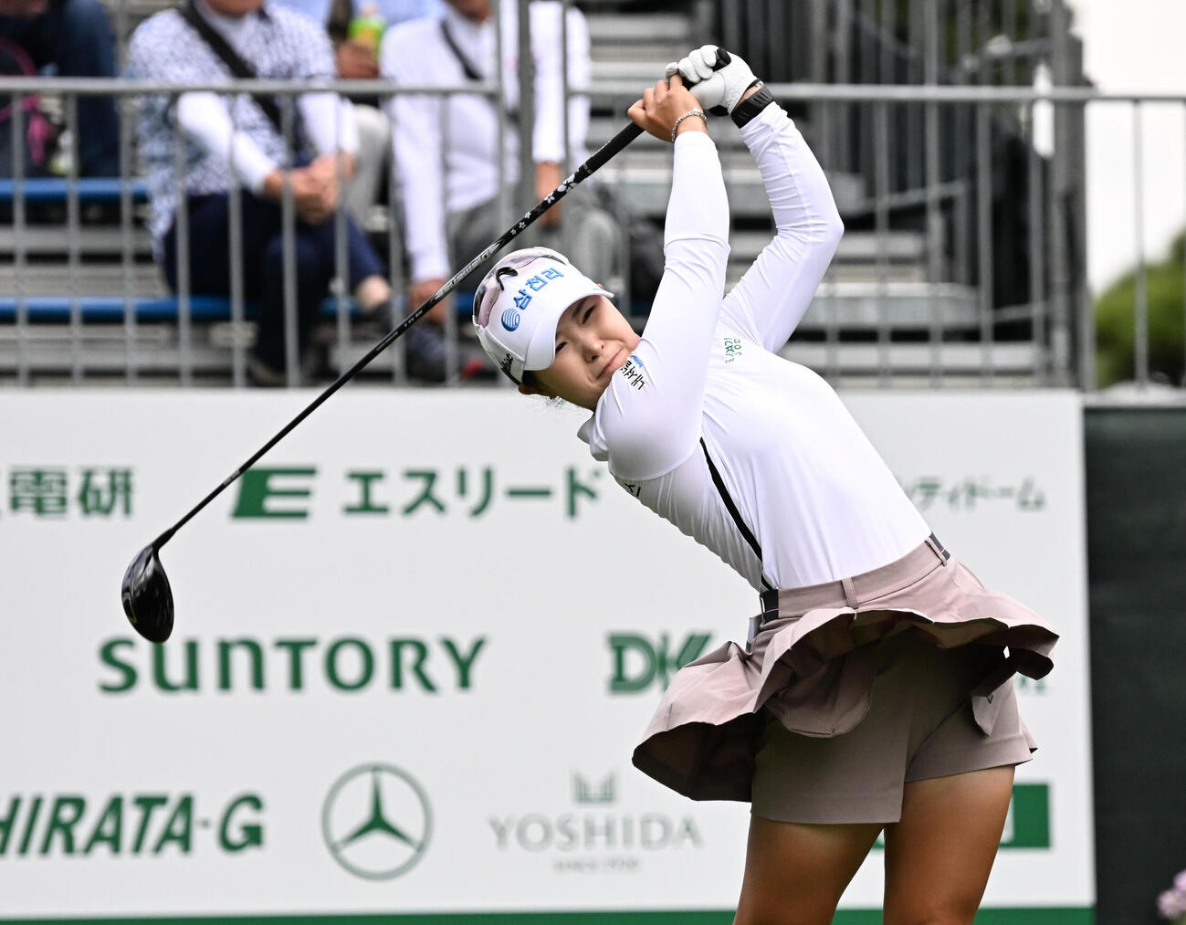 10番、ティーショットを放つコ・ジウ（撮影・石井愛子）