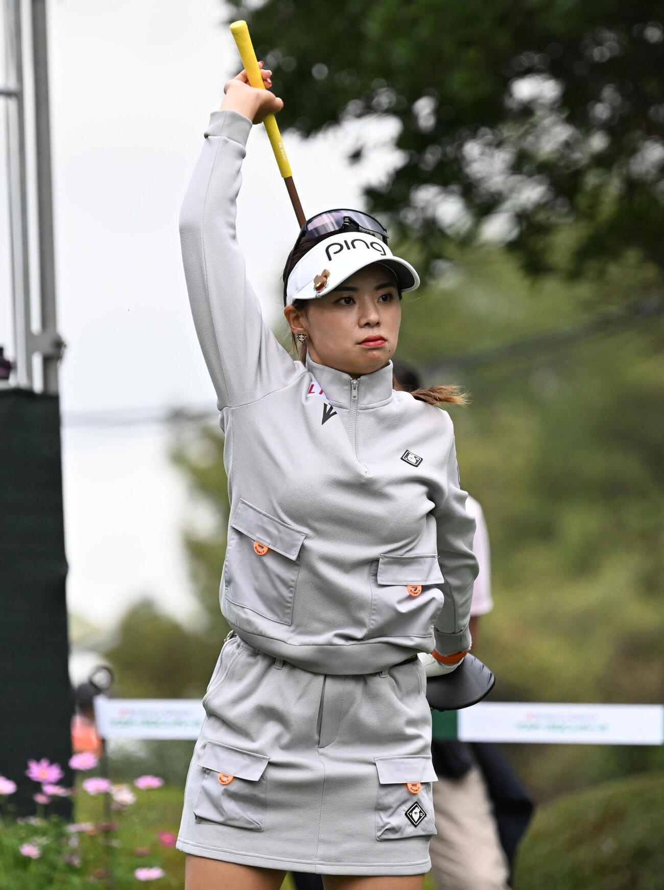 10番、ティーショット前にストレッチをする藤田かれん（撮影・石井愛子）