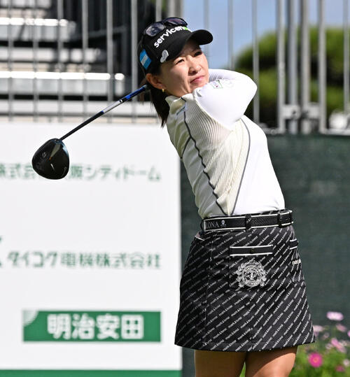 10番、ティーショットを放つ永井花奈（撮影・石井愛子）