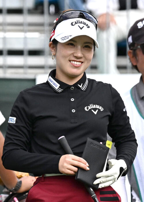 10番、ティーショット前に笑顔を見せる西村優菜（撮影・石井愛子）