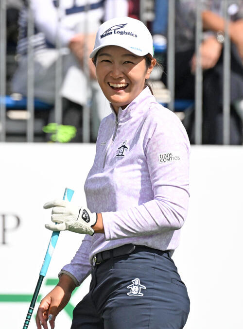 10番、ティーショット前に笑顔を見せる神谷そら（撮影・石井愛子）