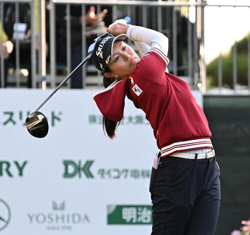 10番、ティーショットを放つ中村心（撮影・石井愛子）