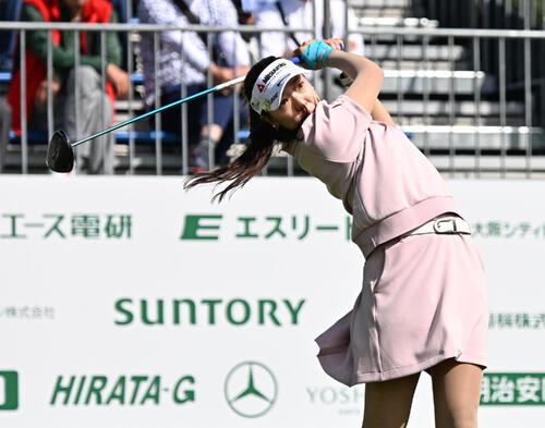 10番、ティーショットを放つエイミー・コガ（撮影・石井愛子）