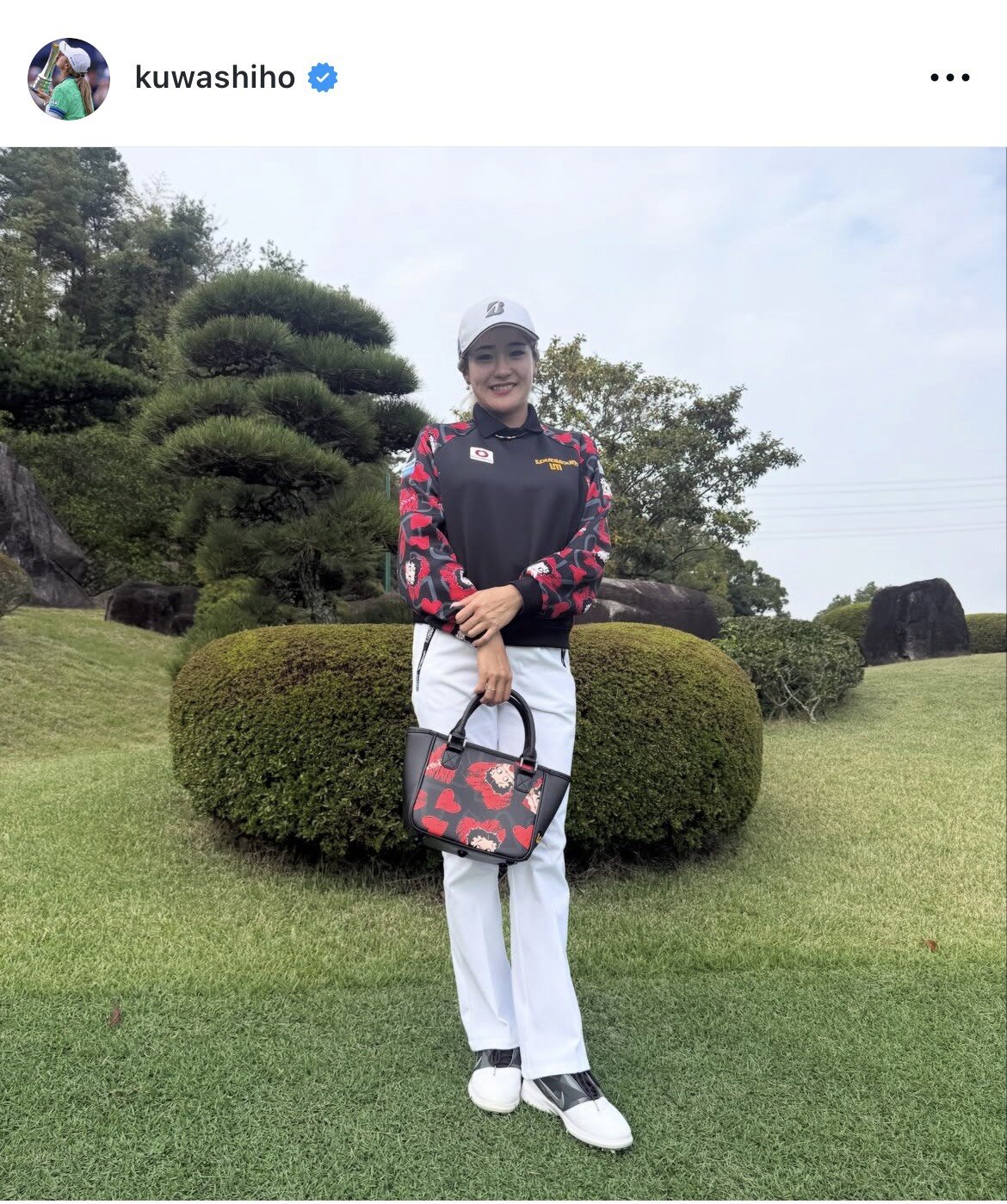 ウエアを紹介する桑木志帆