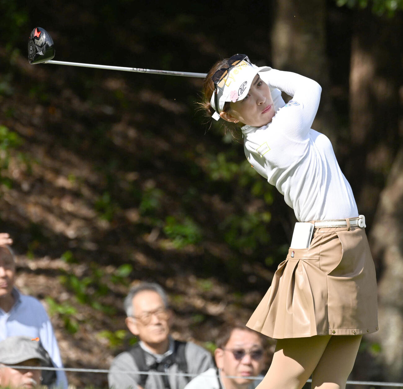 2番、ティーショットを放つ植手桃子（撮影・石井愛子）