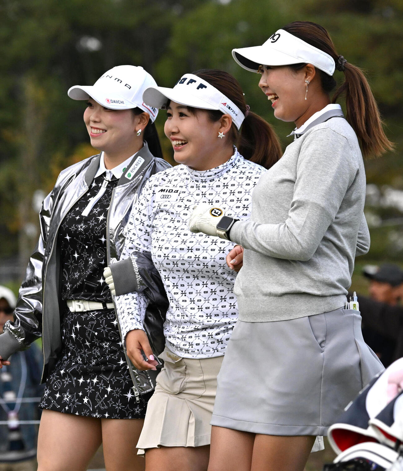 1番、ティーショットを放ち笑顔を見せる（左から）後藤未有、小林光希、高野愛姫（撮影・石井愛子）