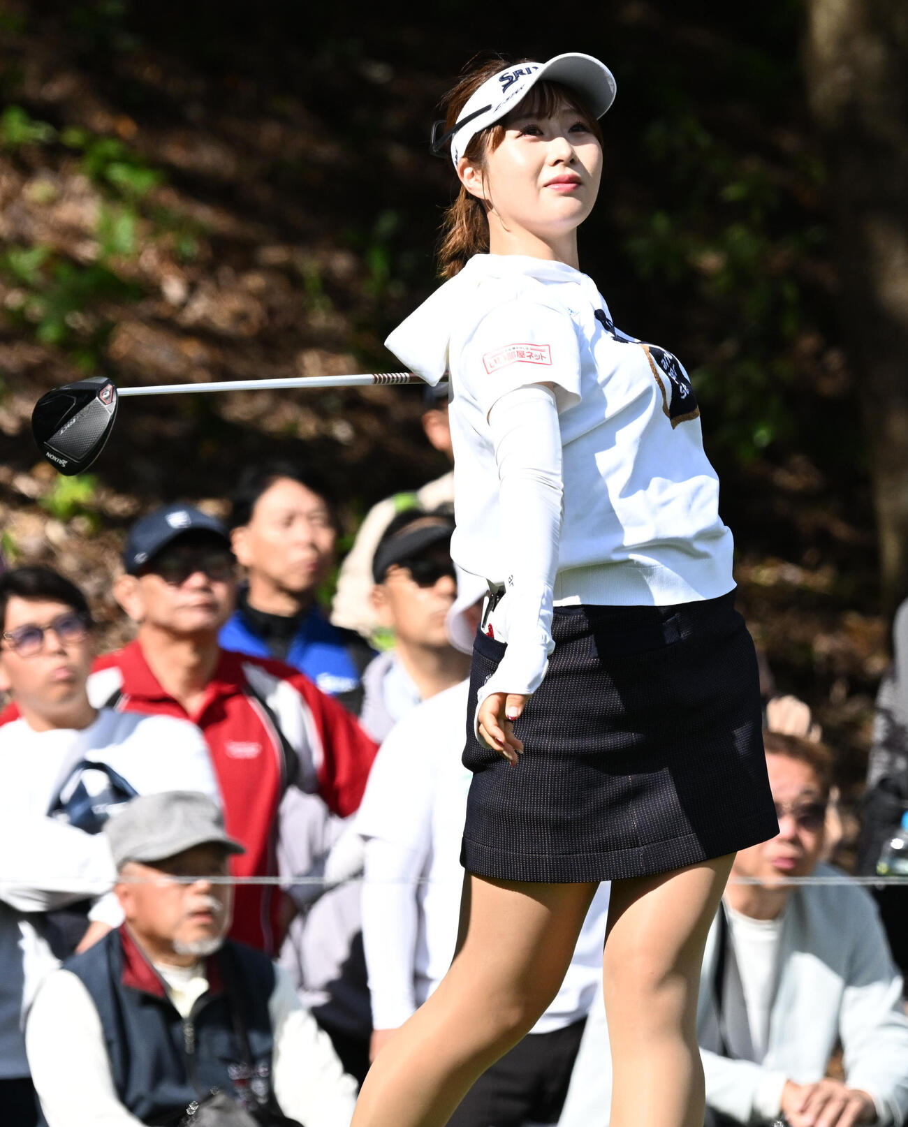 2番、ティーショットを放ち打球を見つめる都玲華（撮影・石井愛子）