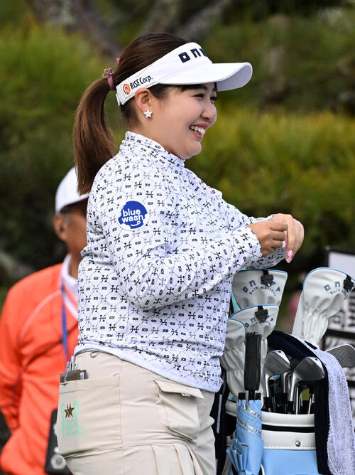 1番、ティーショット前に笑顔を見せる小林光希（撮影・石井愛子）