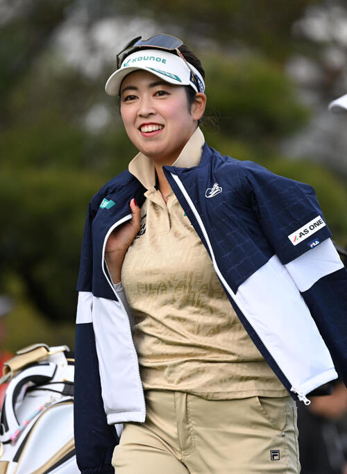 1番、ティーショットを放ち移動する天本ハルカ（撮影・石井愛子）