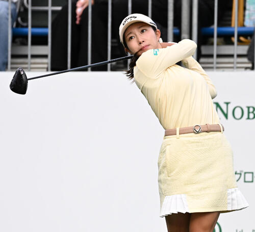 1番、ティーショットを放つ六車日那乃（撮影・石井愛子）