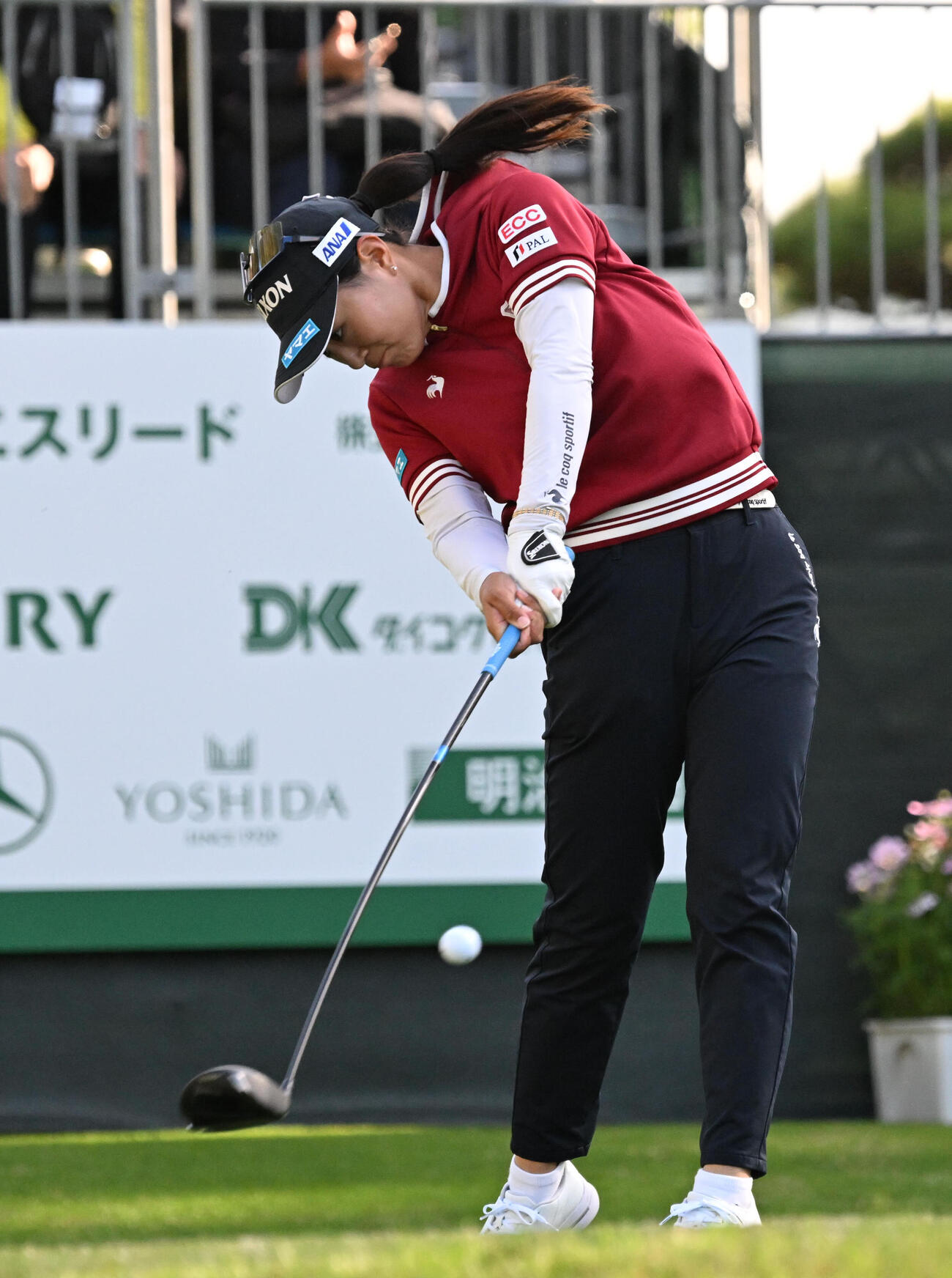 10番、ティーショットを放つ中村心（撮影・石井愛子）