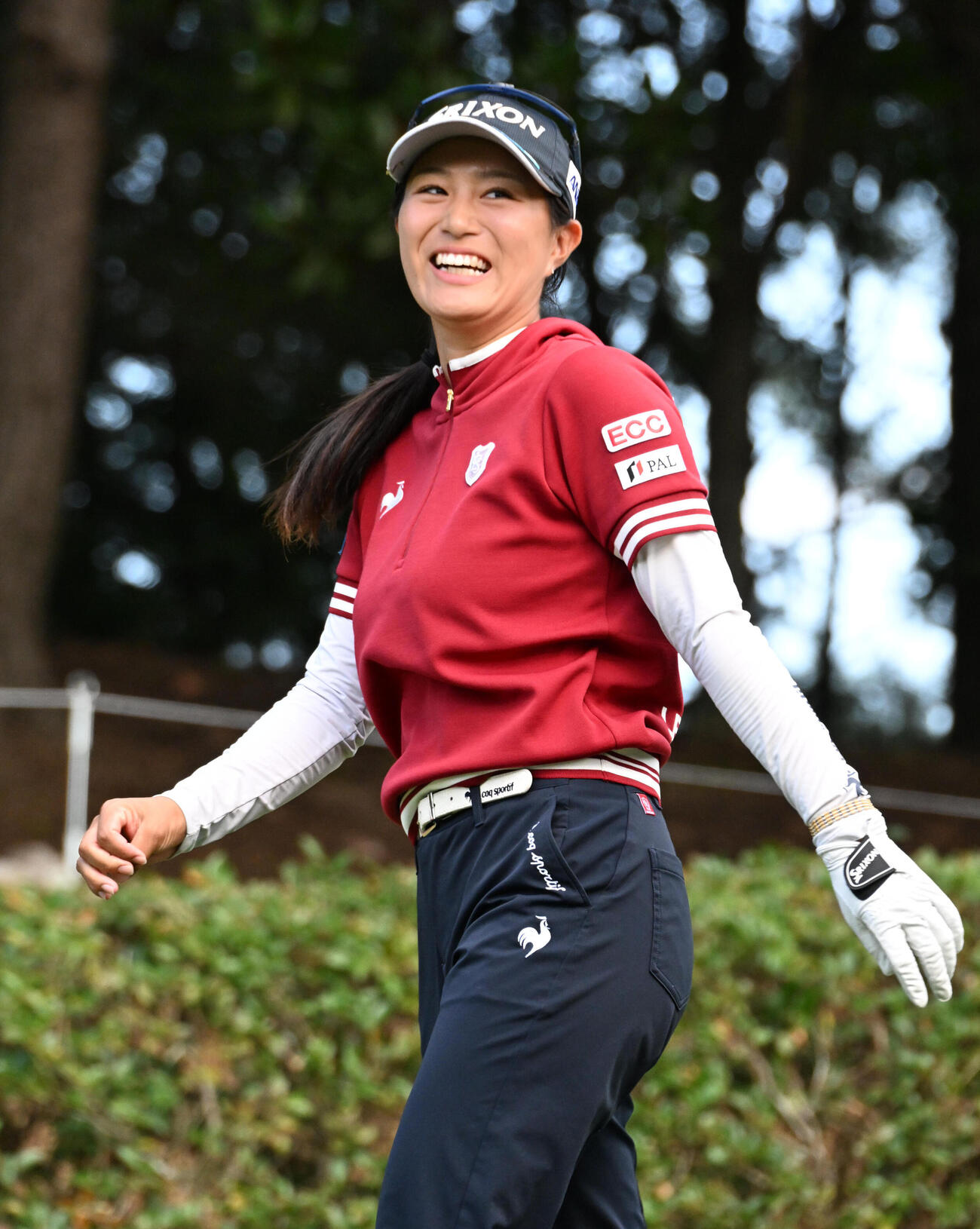 9番、ティーショットを放ち笑顔で移動する中村心（撮影・石井愛子）