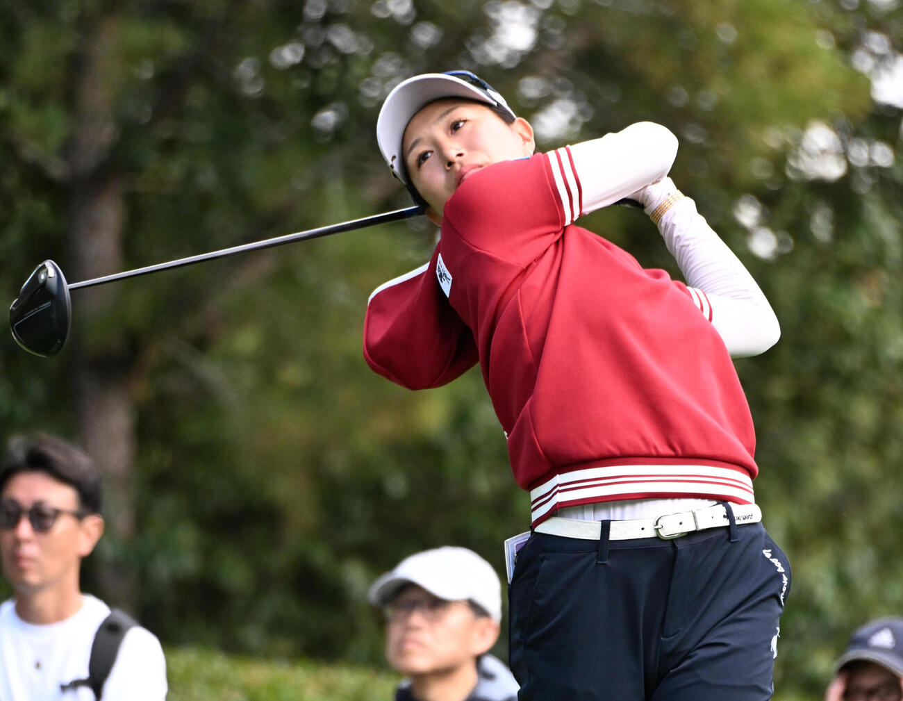 9番、ティーショットを放つ中村心（撮影・石井愛子）