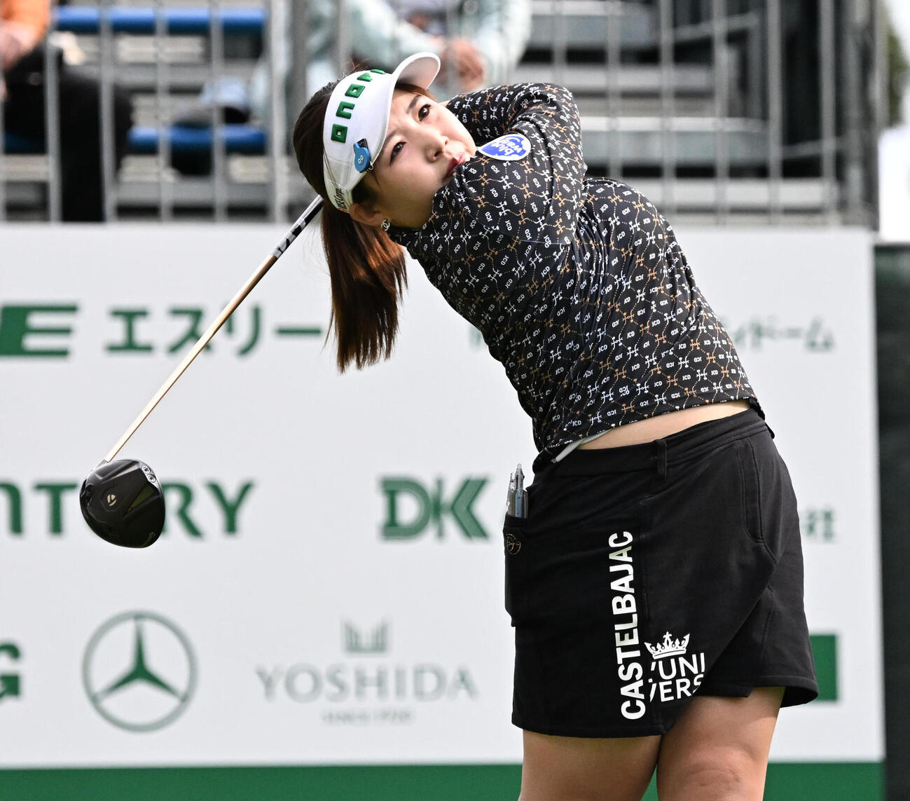 10番、ティーショットを放つ小林光希（撮影・石井愛子）