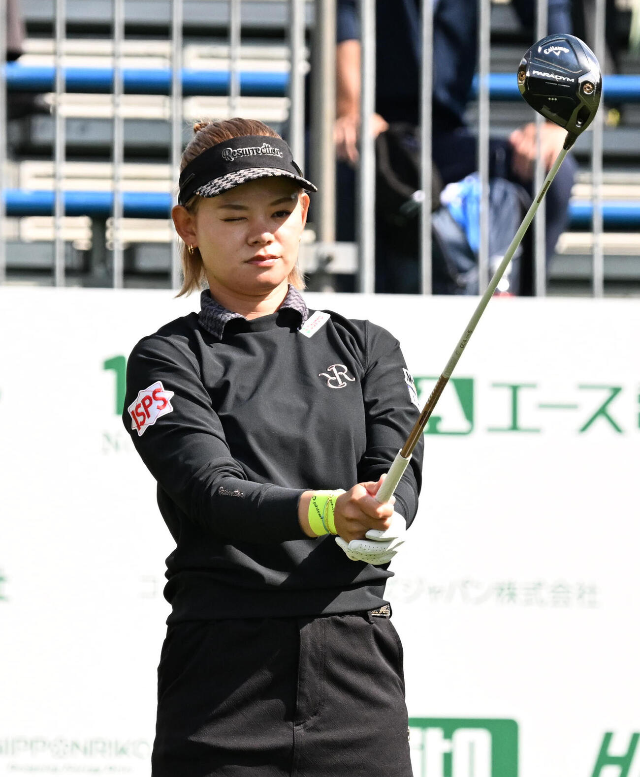 10番、ティーショット前にラインを読む森井あやめ（撮影・石井愛子）