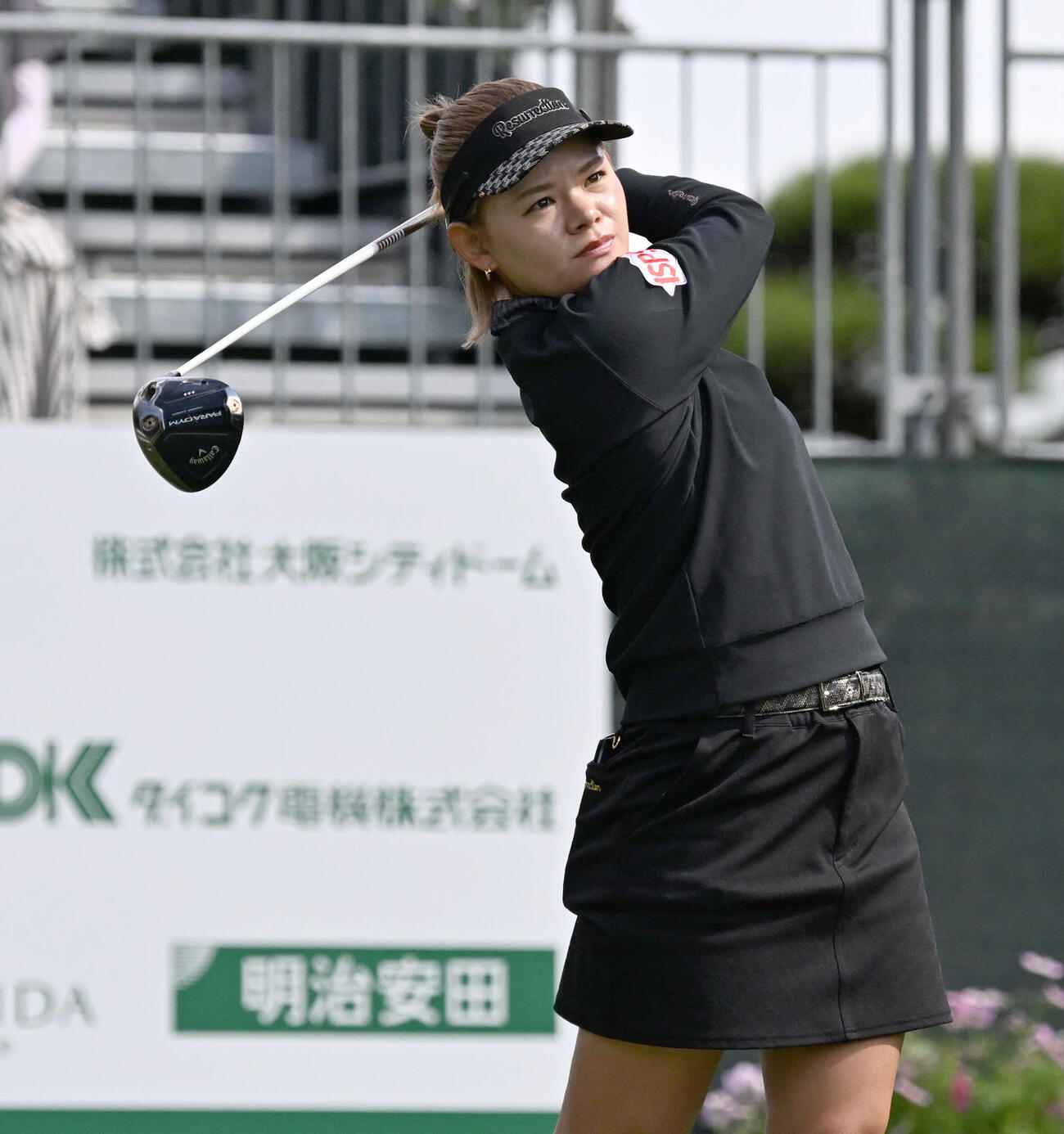 10番、ティーショットを放つ森井あやめ（撮影・石井愛子）