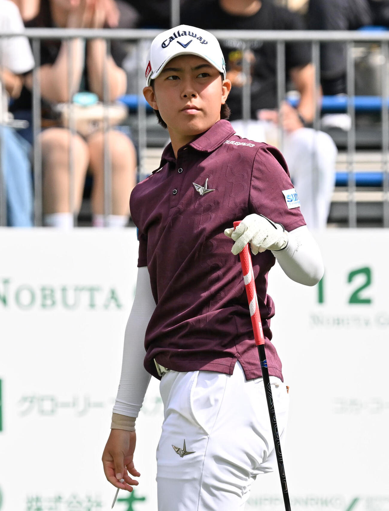 10番、ティーショットを放ち打球を見つめる後藤あい（撮影・石井愛子）