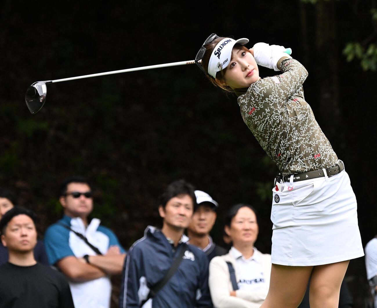 2番、ティーショットを放つ都玲華（撮影・石井愛子）